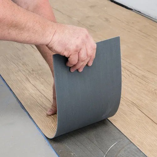 Duela de PVC Mod. Woodlane 2mm de espesor, en paquete que incluye Piso, Adhesivo para colocación, y colocación incluida a partir de 30m2, Entrega en CDMX. (cotizar envío fuera de CDMX), Presentación por caja con 28 piezas, Contenido caja 4.89m2 color a escoger de linea. - Image 2