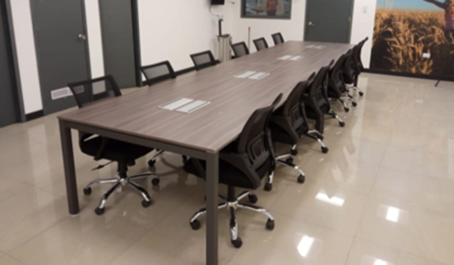 1 MESA DE JUNTAS CON GROMMET PASACABLES
