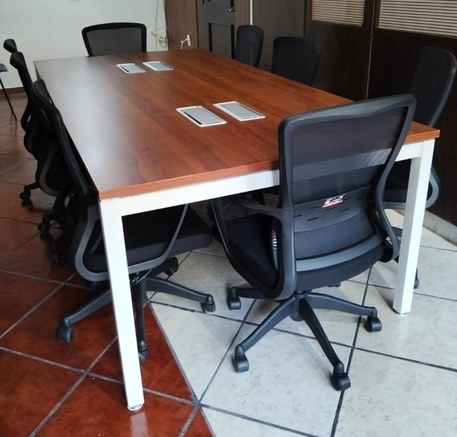 10 MESA DE JUNTAS CON GROMMET PASACABLES
