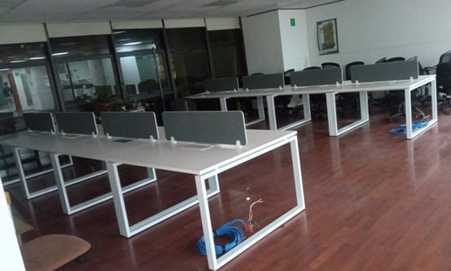9 MESA COLABORATIVA CON MAMPARAS